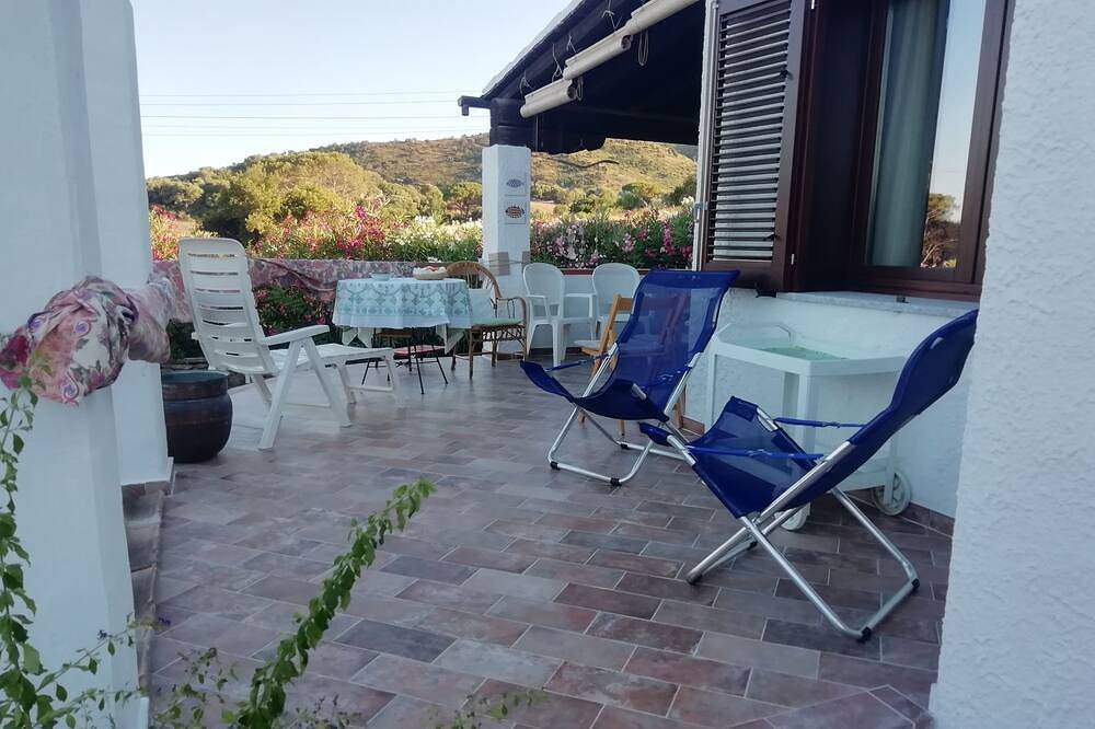 Villa with terrace and large garden 100 mt. from the sea in Baia Sant'Anna, Sardinien