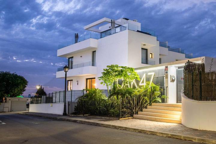 Apartamento para 5 personas, con Balcón y Terraza además de Jardín y Piscina para niños en Myramar