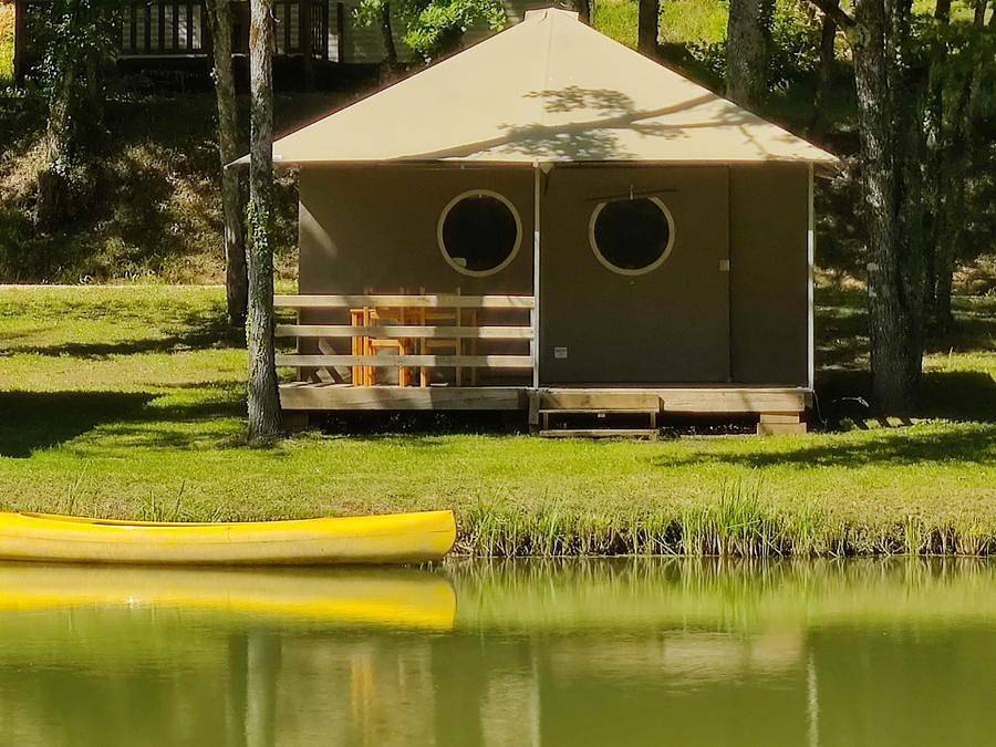 Camping Le Roc de Lavandre - Zelt 4 personen - Voll ausgestattete Lodge ohne Sanitäranlagen - Am Rand Des Fischerei-Tangs in Saint-Félix-de-Reillac-et-Mortemart, Périgord Noir