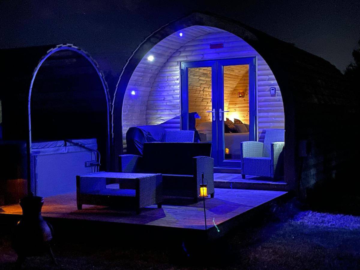 Little Meadow Pods with Hot Tub in Newton on Derwent, East Riding of Yorkshire
