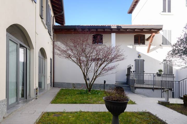 Entire apartment, Apartment 'Lni Ferrera' with Wi-Fi in Ferrera di Varese, Varese Province