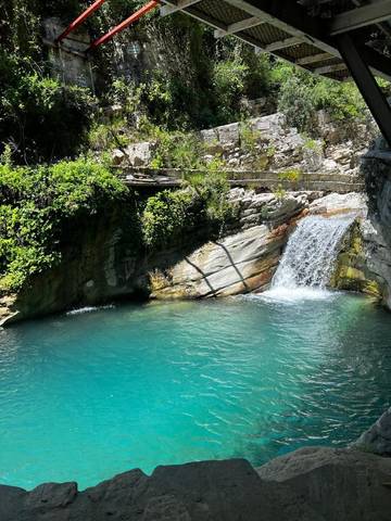 Parc de vacances pour 3 personnes, avec vue ainsi que piscine et jardin en Albanie