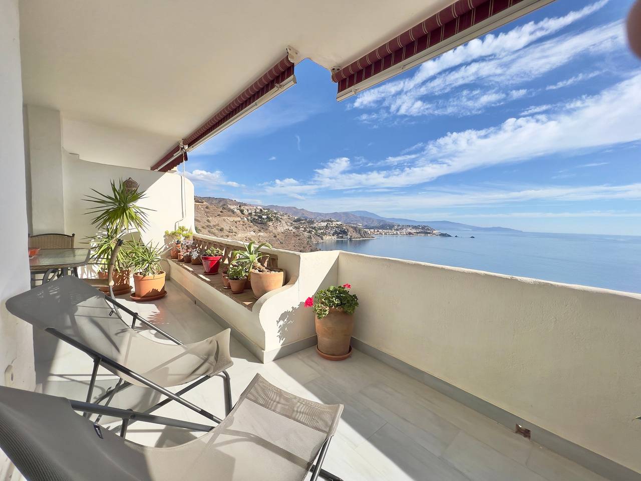 Apartamento entero, Apartamento "Cielo Azul" con vistas al mar, piscina, Wi-Fi, A/A y terraza in La Herradura, Almuñecar