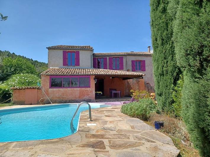Gîte pour 10 personnes, avec jardin ainsi que piscine et terrasse