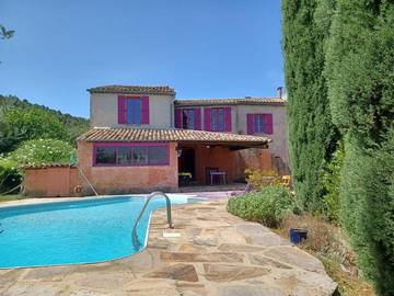 Gîte pour 10 personnes, avec terrasse ainsi que jardin et piscine à Courry