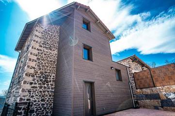 Gîte pour 10 personnes, avec piscine ainsi que vue et terrasse à Coubon