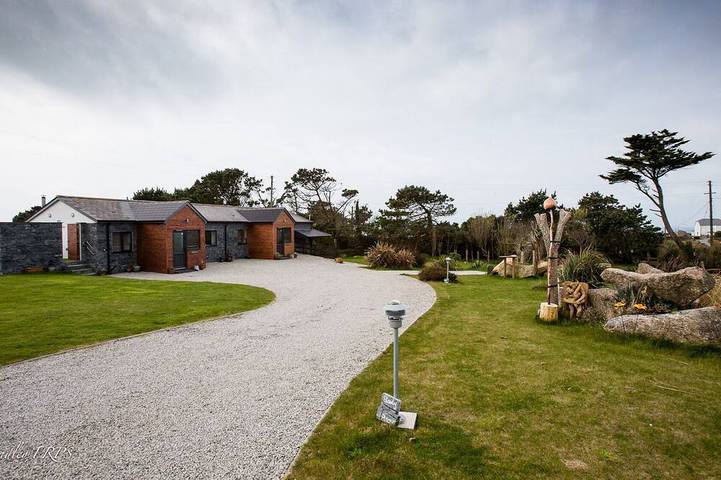 Cottage for 4 people, with hot tub and garden as well as pool, with pets in Sennen