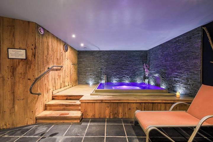 Hôtel pour 2 personnes, avec sauna et jacuzzi ainsi que piscine et terrasse dans Office De Tourisme De Correncon En Vercors - 3