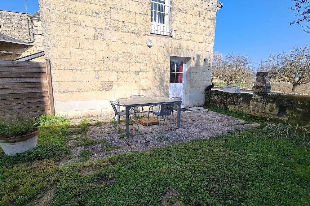 Charming independent tuffeau house in Saint-Cyr-en-Bourg, Vallée de la Loire