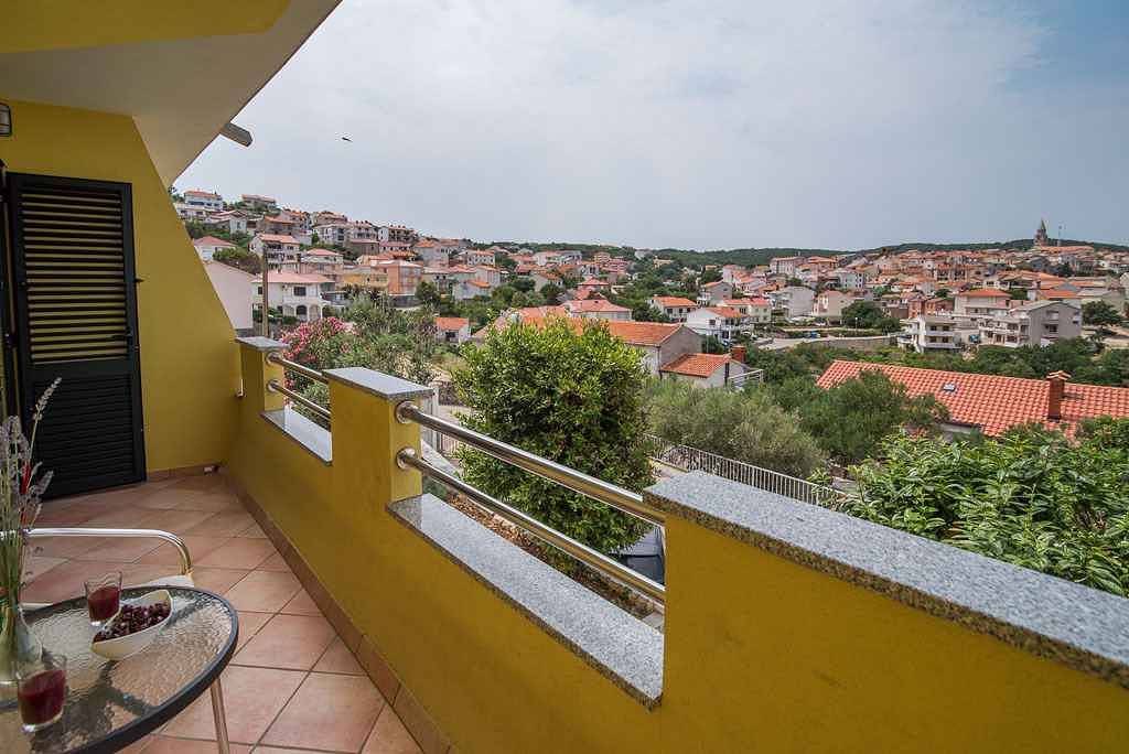 Entire holiday apartment, Holiday apartment 50 m from the beach  in Vrbnik, Krk