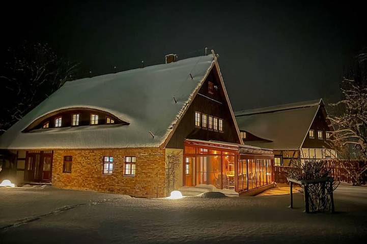 Ferienhaus für 12 Personen, mit Garten und Terrasse sowie Sauna