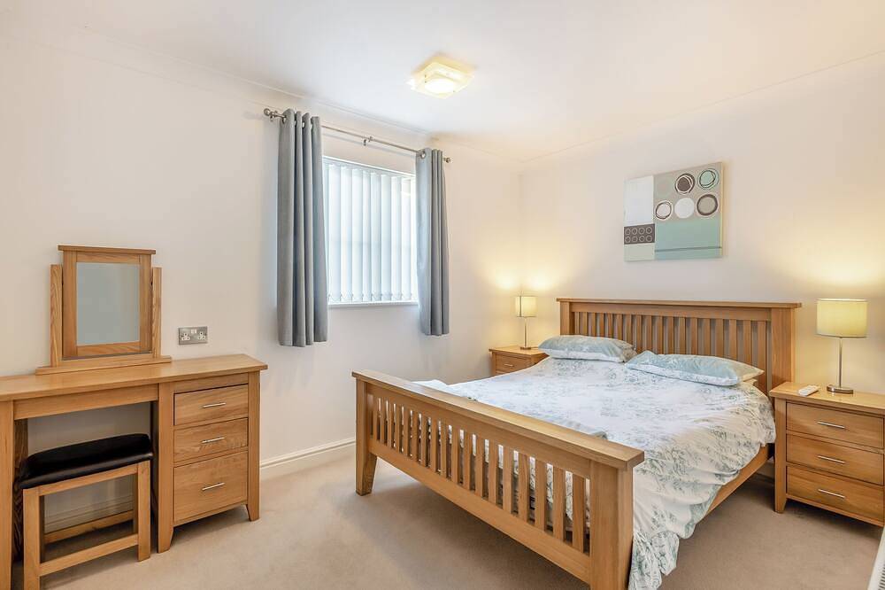 Set in a lovely location with its very own swimming pool and enclosed garden. in Sea Palling, The Broads