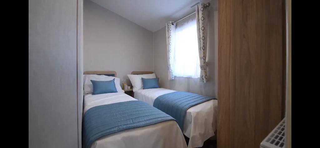 3 Bed Caravan - Sleeps 6 - Parking - Wifi in Mersea Island, Colchester