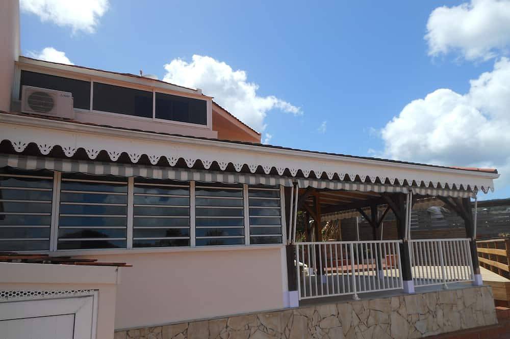 Villa Carline in a residence with private beach in Le Diamant, Martinique