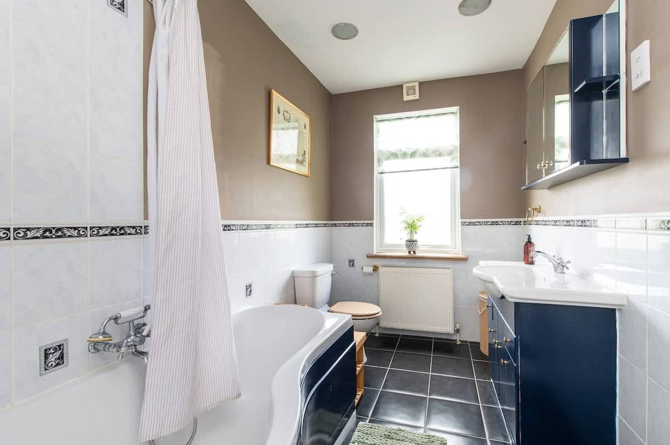 Central 2 Br Cosy House in Warwickshire