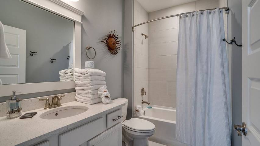 Vacation rental for 8 people, with balcony and hot tub as well as pool and yard in Blue Mountain Beach