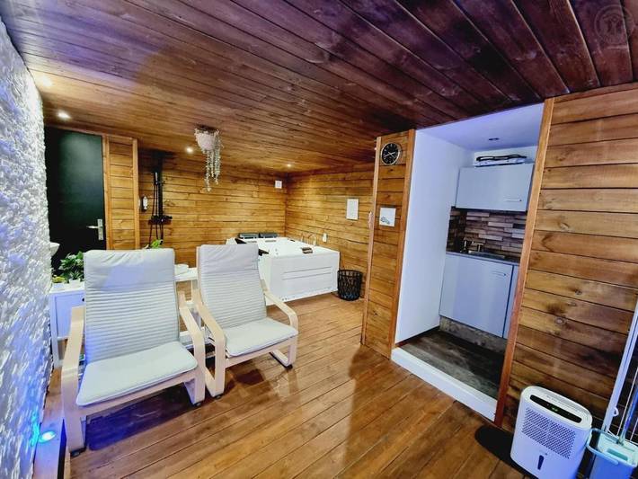 Gîte pour 2 personnes, avec Jacuzzi ainsi que Terrasse et Jardin à Berlaimont