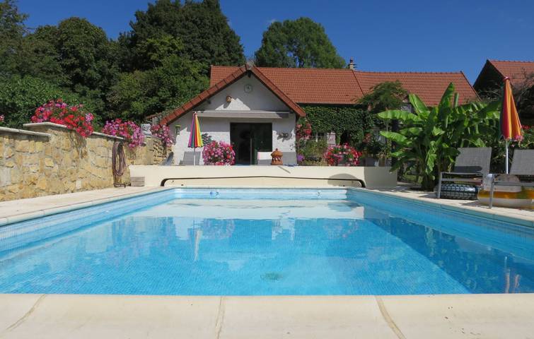 Gîte pour 4 personnes, avec piscine ainsi que terrasse et jardin