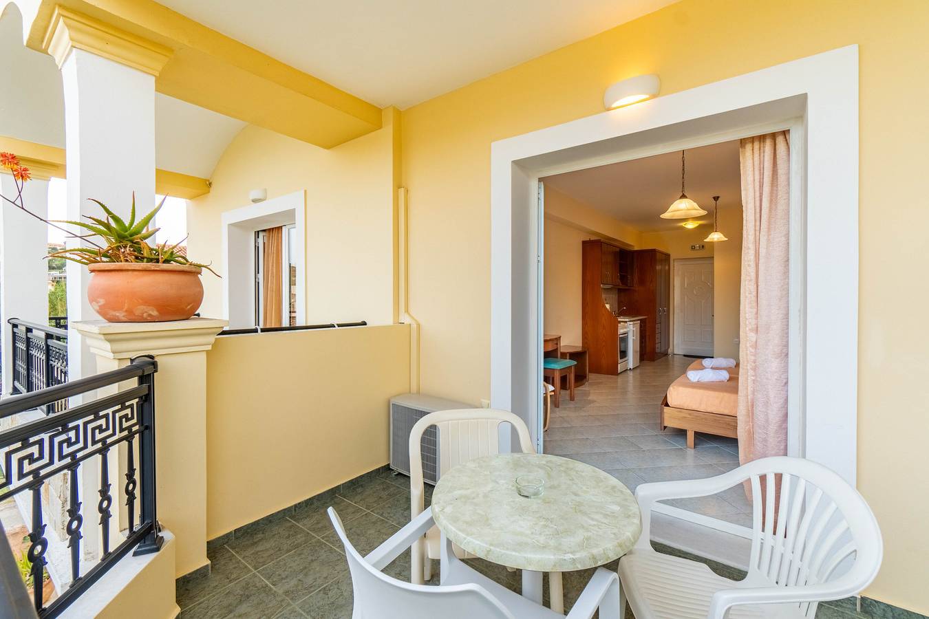 Ferienwohnung in einem Hotel 'Kosmos Studio 5' mit gemeinsamer Terrasse, Wlan und Klimaanlage in Agios Stefanos Avliotes, Arillas