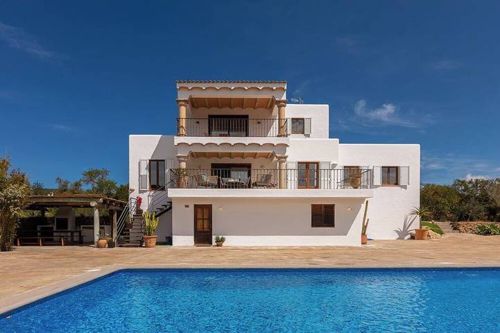 Cheap villa for 6 people, with garden and terrace in Ibiza