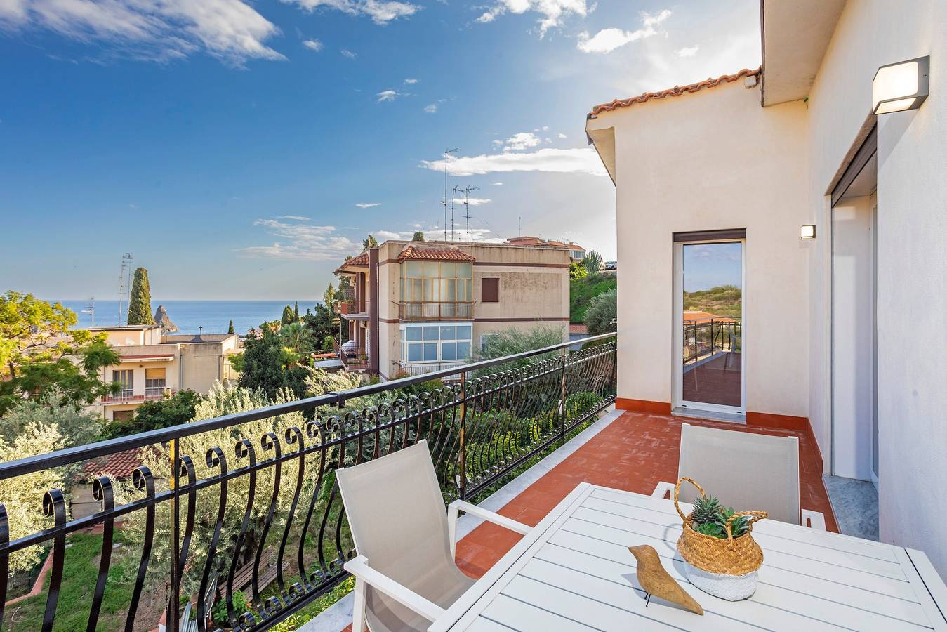 Ganze Wohnung, Ferienwohnung 'Haus Antonia' mit Meerblick, Wlan und Klimaanlage in Aci Trezza, Aci Castello