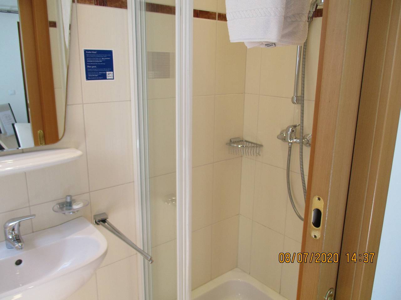 Ganze Ferienwohnung, Gästehaus "Zur schönen Aussicht" - Doppelzimmer Marille mit Balkon in Bezirk Krems an der Donau-Land