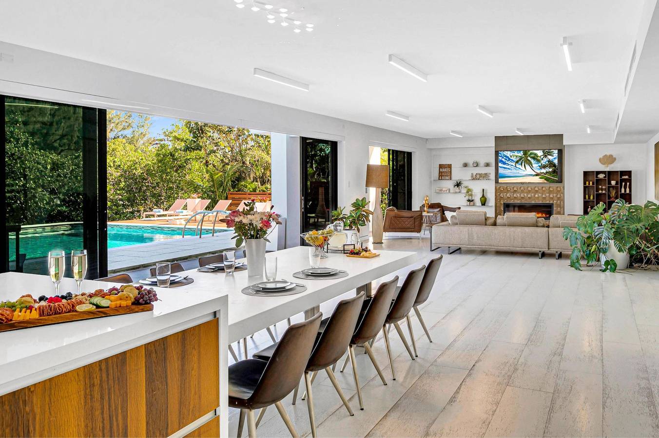 Waterfront Masterpiece Villa / Grand Heated Pool / Seabreeze Key in Fort Lauderdale, Broward County