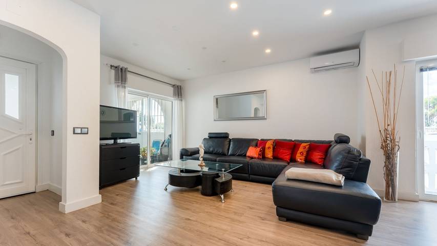 Apartamento inteiro, Cozy 2Br near Oura Beach by Lovelystay in Praia da Oura, Albufeira e Olhos de Água