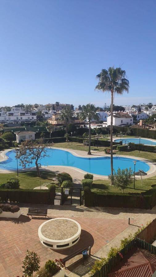 Apartamento para 4 personas, con vistas y jardín además de piscina y piscina para niños, Se admiten mascotas en San Pedro Alcántara