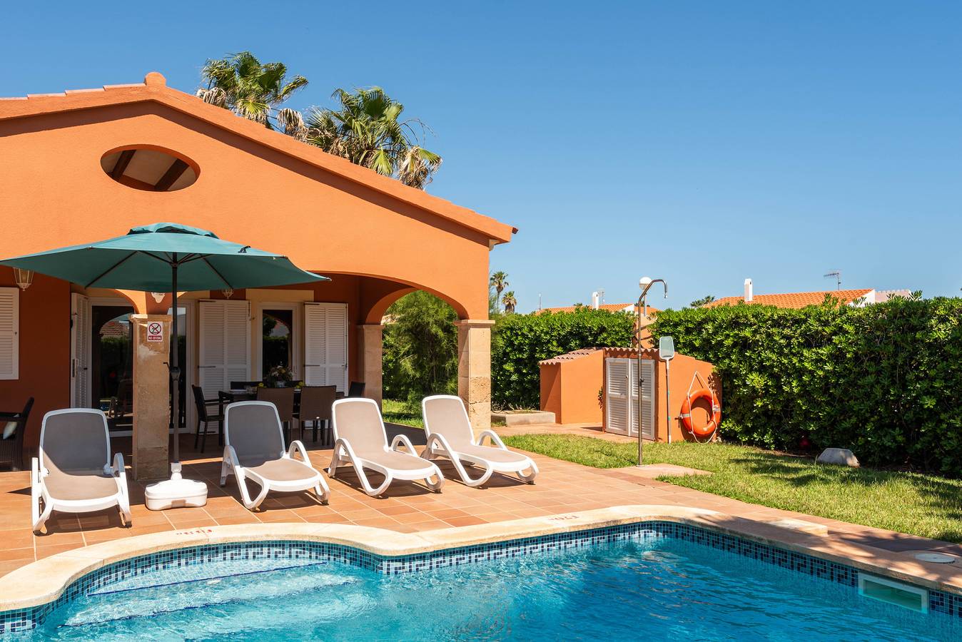 Villas Begonias (Azalea) in Cap d'Artrutx, Ciutadella