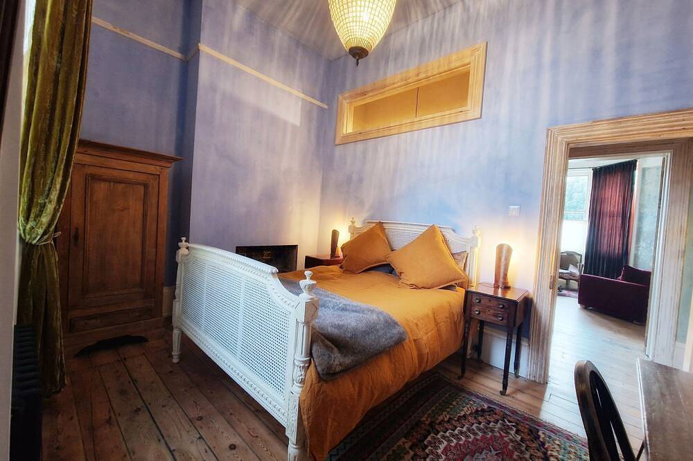 Entire apartment, Sea Sprite, old Victorian hotel beach apartment with hot tub + garden in Margate in Botany Bay, Kent