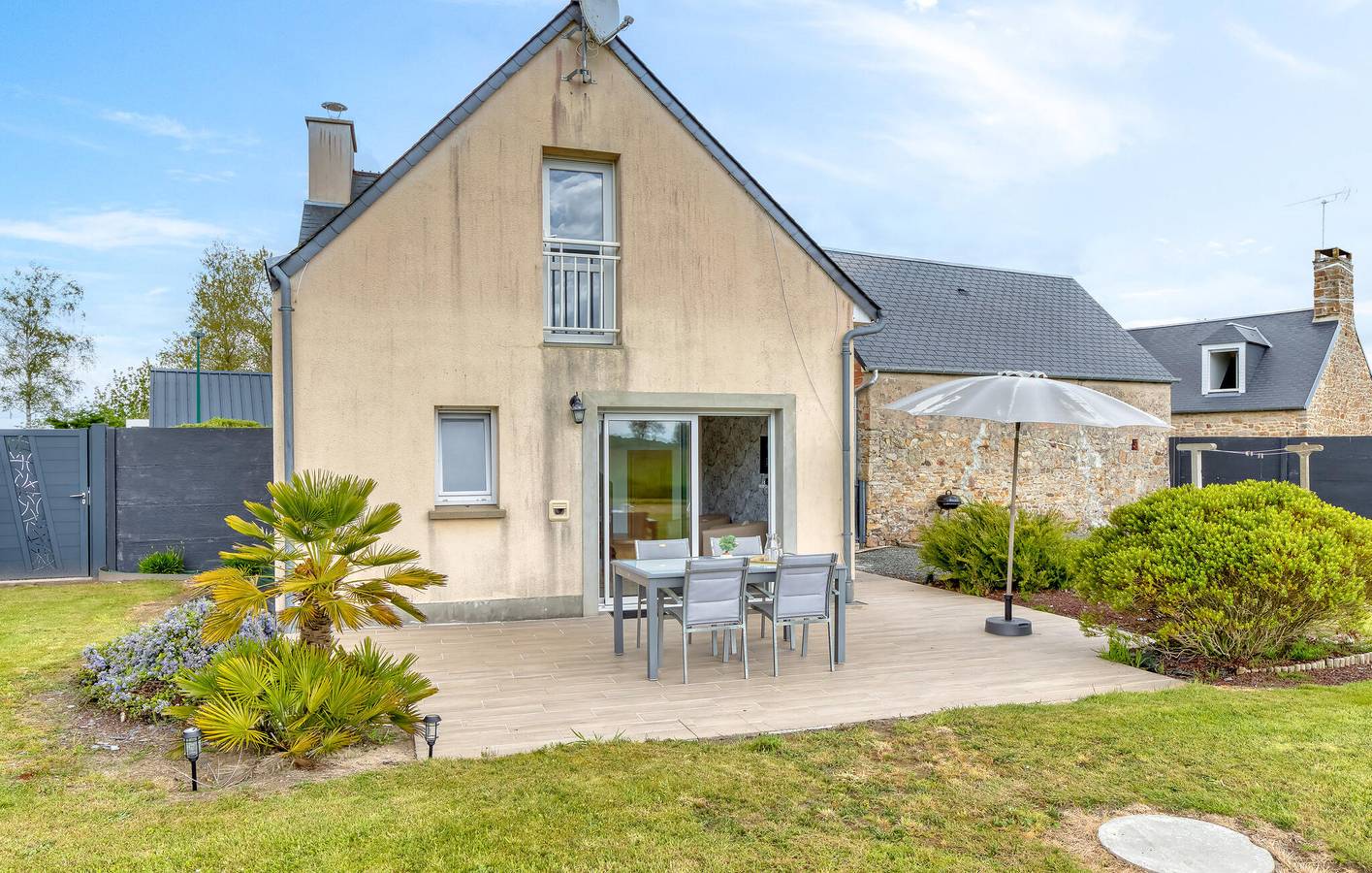 Appartement confortable au bord de la mer avec WiFi et parking in Créances, Région de Coutances