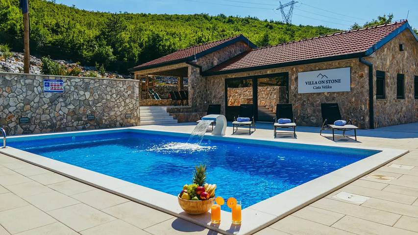 Ferienhaus für 10 Personen, mit Pool und Terrasse sowie Garten, mit Haustier