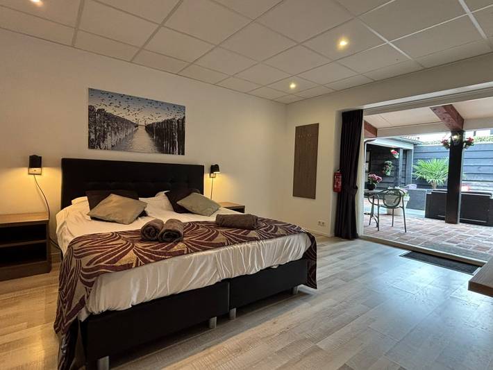 Estudio entero, Comfortable studio for 2 people, centrally located in Domburg, with a private terrace in Domburgo, Walcheren