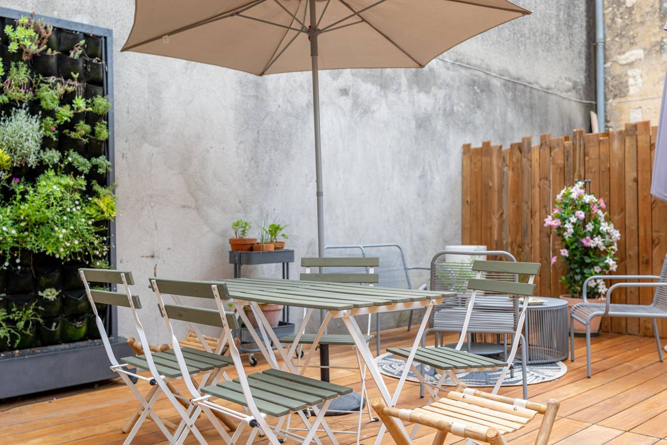 Gîte climatisé "La Pléiade", avec piscine et terrasse in Surgères, Région de Rochefort