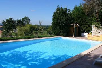 Agriturismo pour 8 personnes, avec terrasse et jacuzzi ainsi que piscine et jardin à Saint-Gauzens