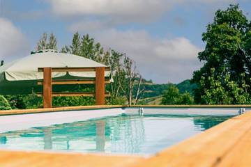 Location de vacances pour 6 personnes, avec piscine ainsi que jardin et terrasse à Saint-Hilaire-de-Lusignan