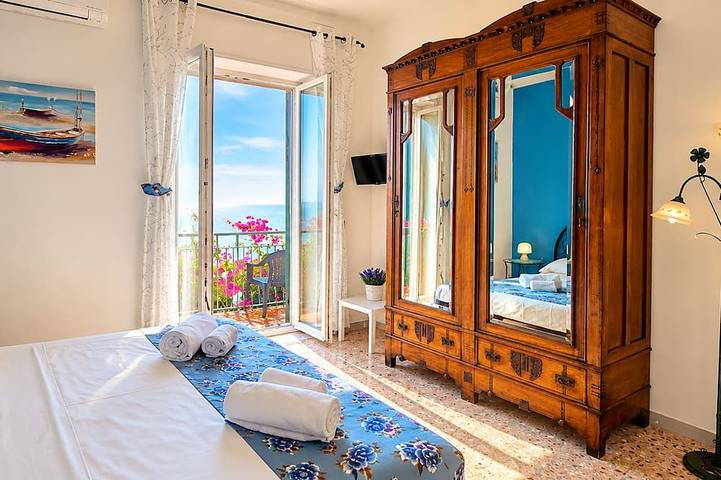 Entire Villa Grace Amalfi with Jacuzzi & stunning sea view – sleeps up to 14–20 in Tovere, Amalfi