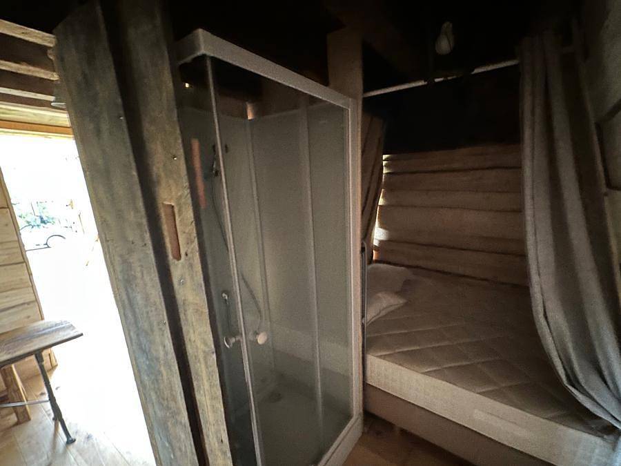 Camping  Ecologique La Roche d'Ully - Alojamiento 4 personas - Le Thuyé Comtois - 25m2 - 2 habitaciones, alojamiento típico de Franc-Comtois in Ornans, Doubs (desambiguación)