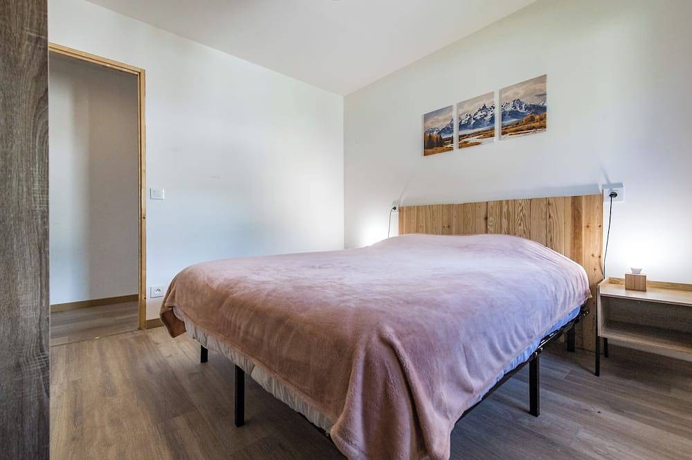 Entire apartment, Renovated apartment with terrace for 14 people in Saint-Jean-de-Maurienne, Saint-Jean-de-Maurienne region