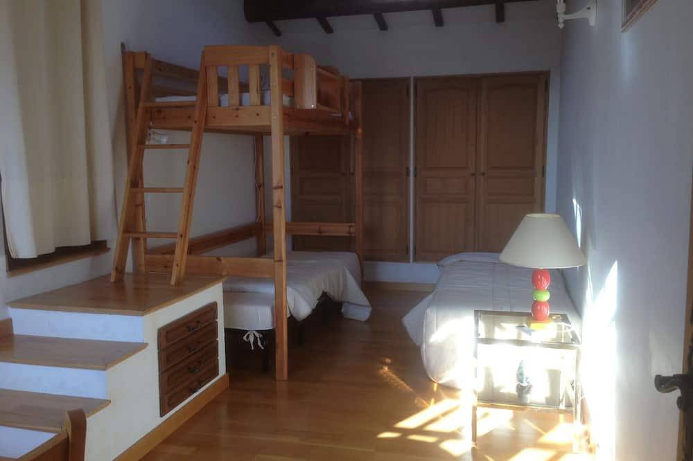 Appartement entier, Coquet appartement duplex dans villa, avec terrasses et accès jardin in Miramas, Côte méditerranéenne (France)