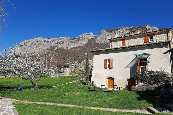 Location de vacances pour 12 personnes, avec Terrasse et Jardin à Orpierre