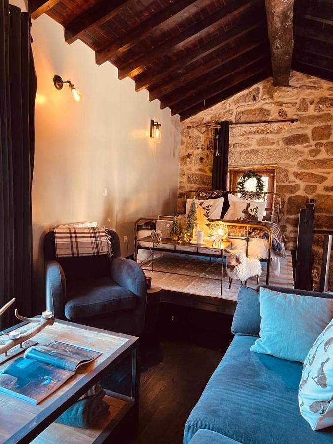 Gîte pour 2 personnes, avec jardin et piscine ainsi que terrasse et vue dans Castro Daire