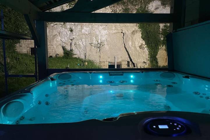 Gîte pour 11 personnes, avec Jacuzzi ainsi que Terrasse et Jardin à Saint-Germain-sur-Vienne