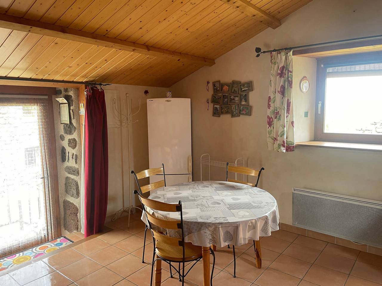 La petite maison Studio La Bergerie in Bains, Alto Loira
