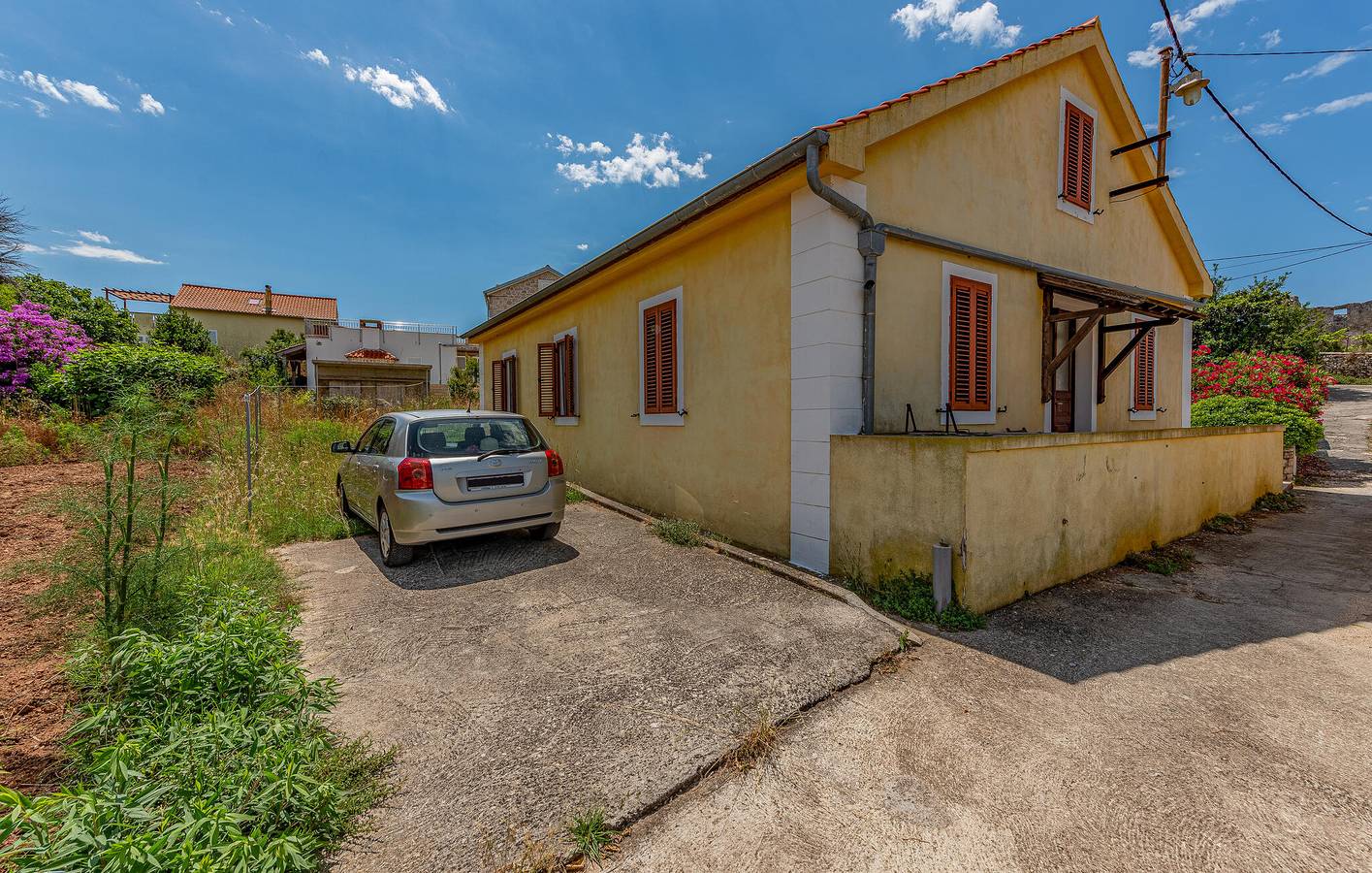 Ganze Ferienwohnung, Gemütliche 1-Zimmer-Wohnung mit WLAN, Terrasse und Parkplatz in Küstennähe in Zadar (Kommun), Iz