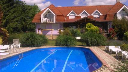 Ferienhaus für 16 Personen, mit Garten und Ausblick sowie Terrasse und Pool in Plattensee nordufer