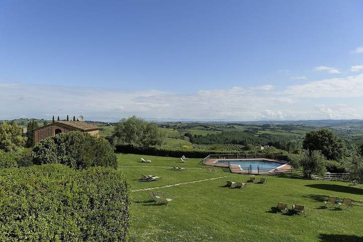 Villa for 2 people, with pool and garden in San Gimignano