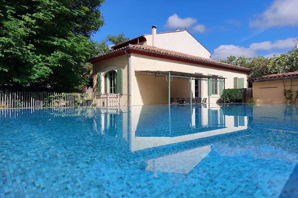 Superb Maison de Maître *** in Provence with infinity poolxxl and bicycles in Beaucaire, Nimes region