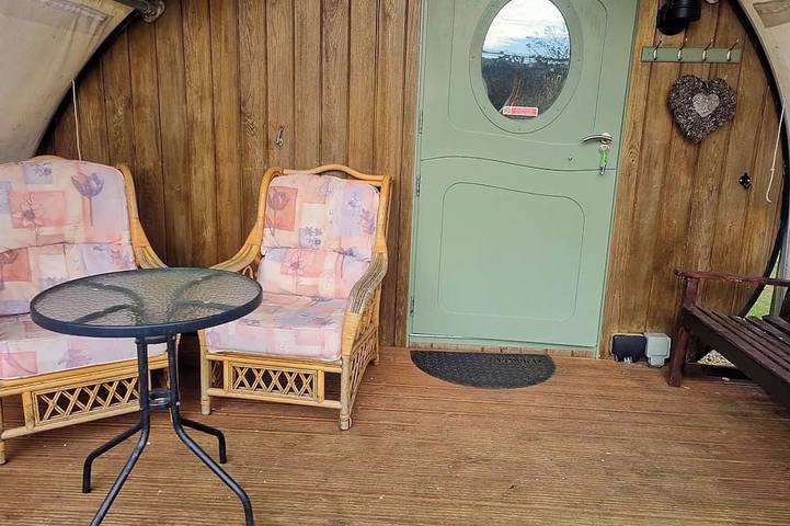 Glamping for 2 people, with garden in Wiltshire